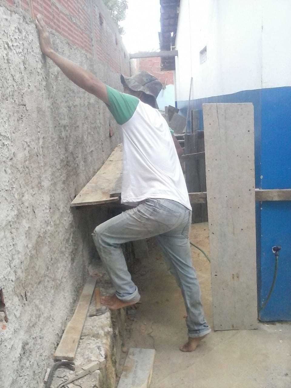 A Secretaria de Educação iniciou a construção do muro do terreno lateral na Creche Gracinha Loureiro